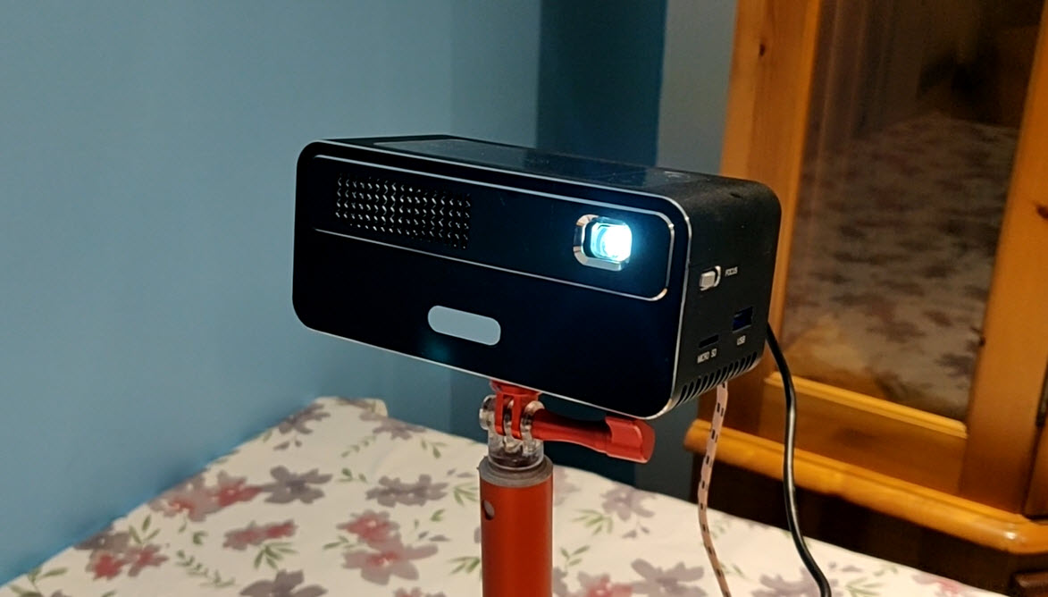 Using the PICO GENIE IMPACT 3.0 mini projector in the kitchen